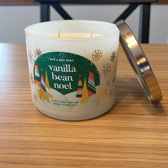 Bath & Body Works 3 Wick Candle. Vanilla Bean Noel. - Picture 2 of 3